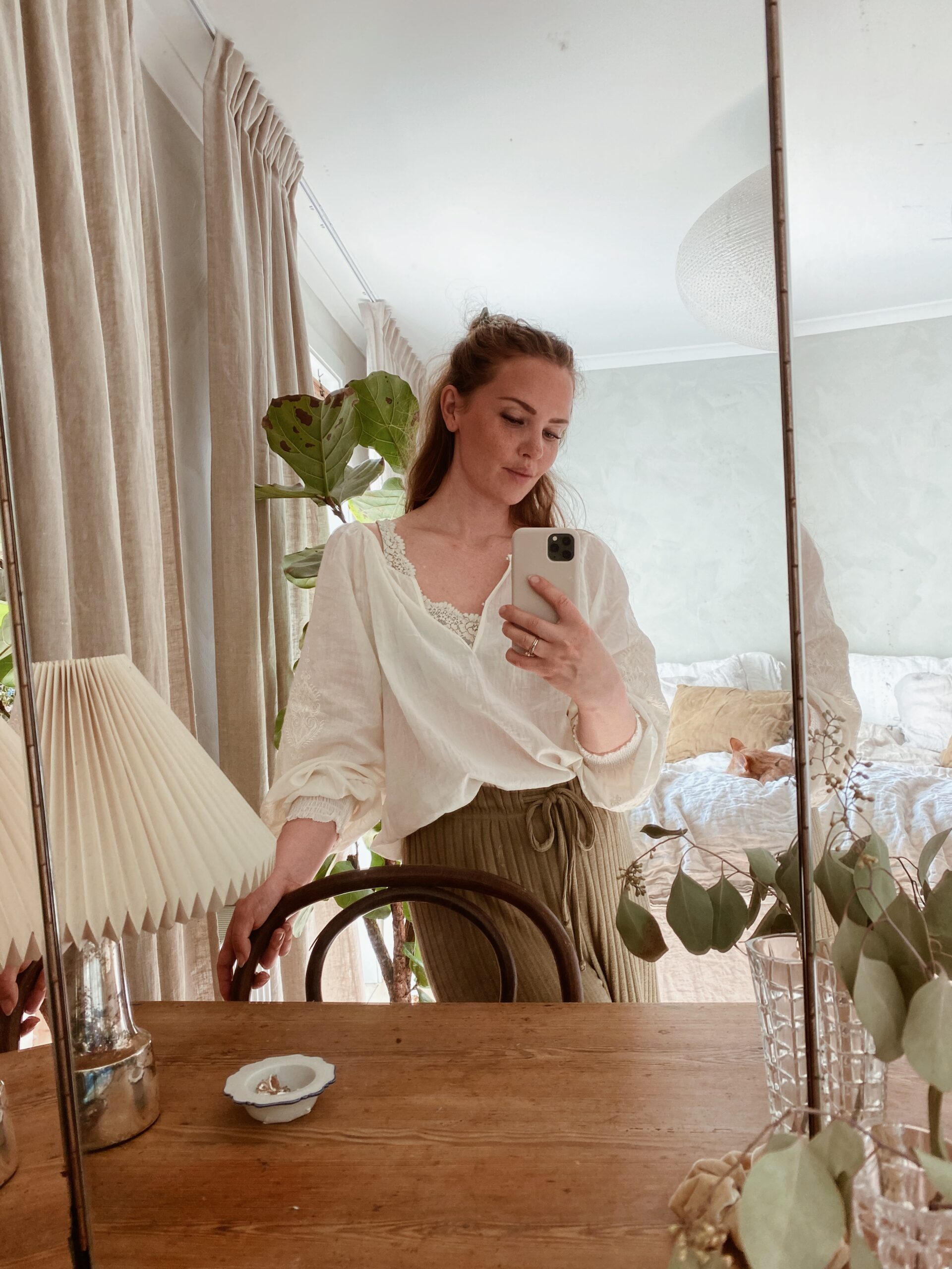 Hemmamys, vårsol och kompishäng genom telefonen