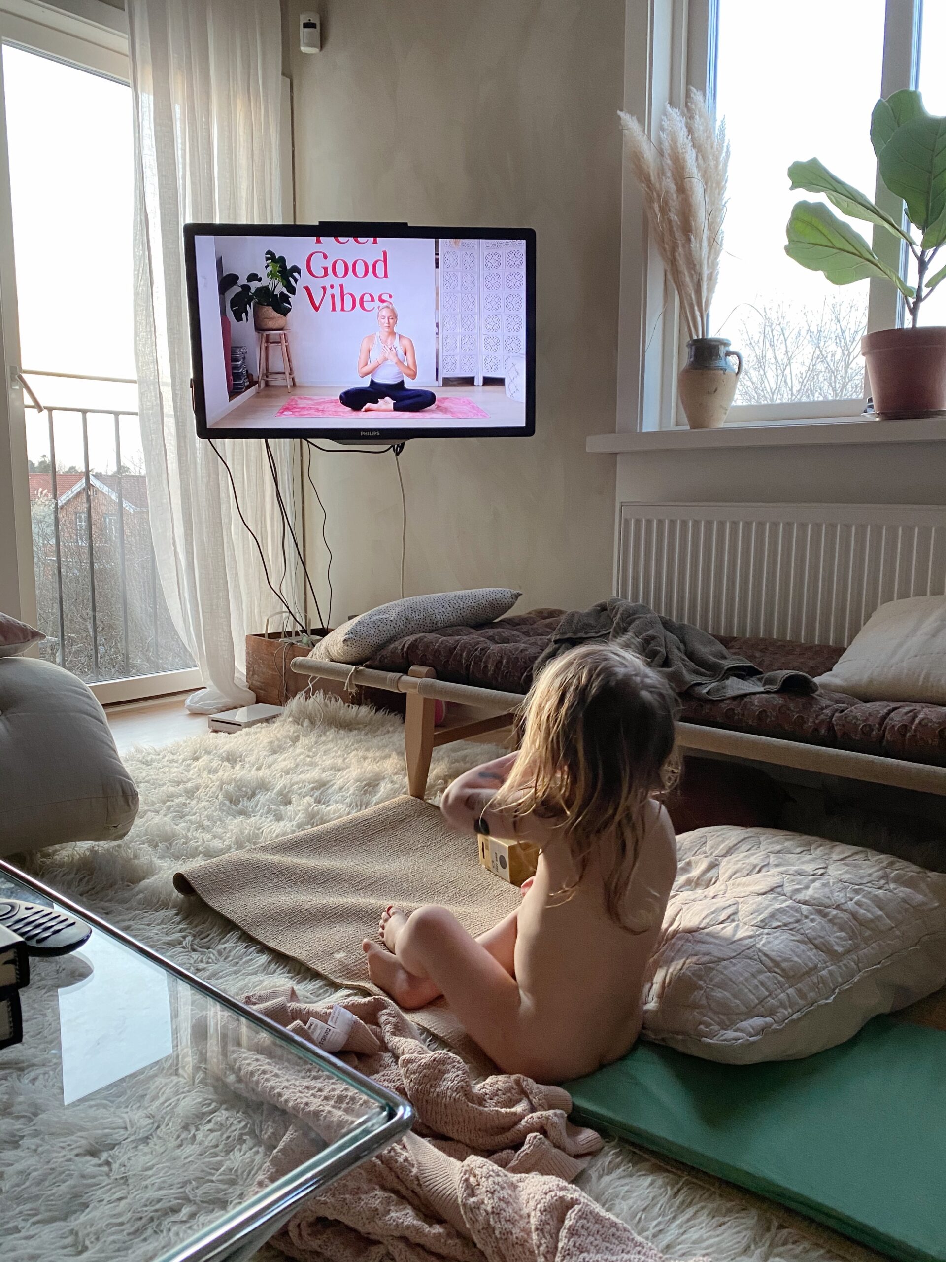 Hemmamys, vårsol och kompishäng genom telefonen