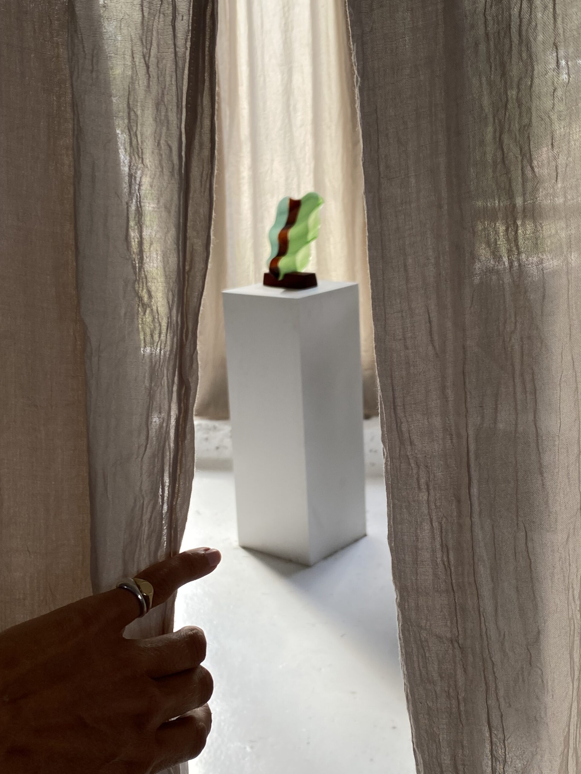 En glasskulptur och tankar om konstbeställningar