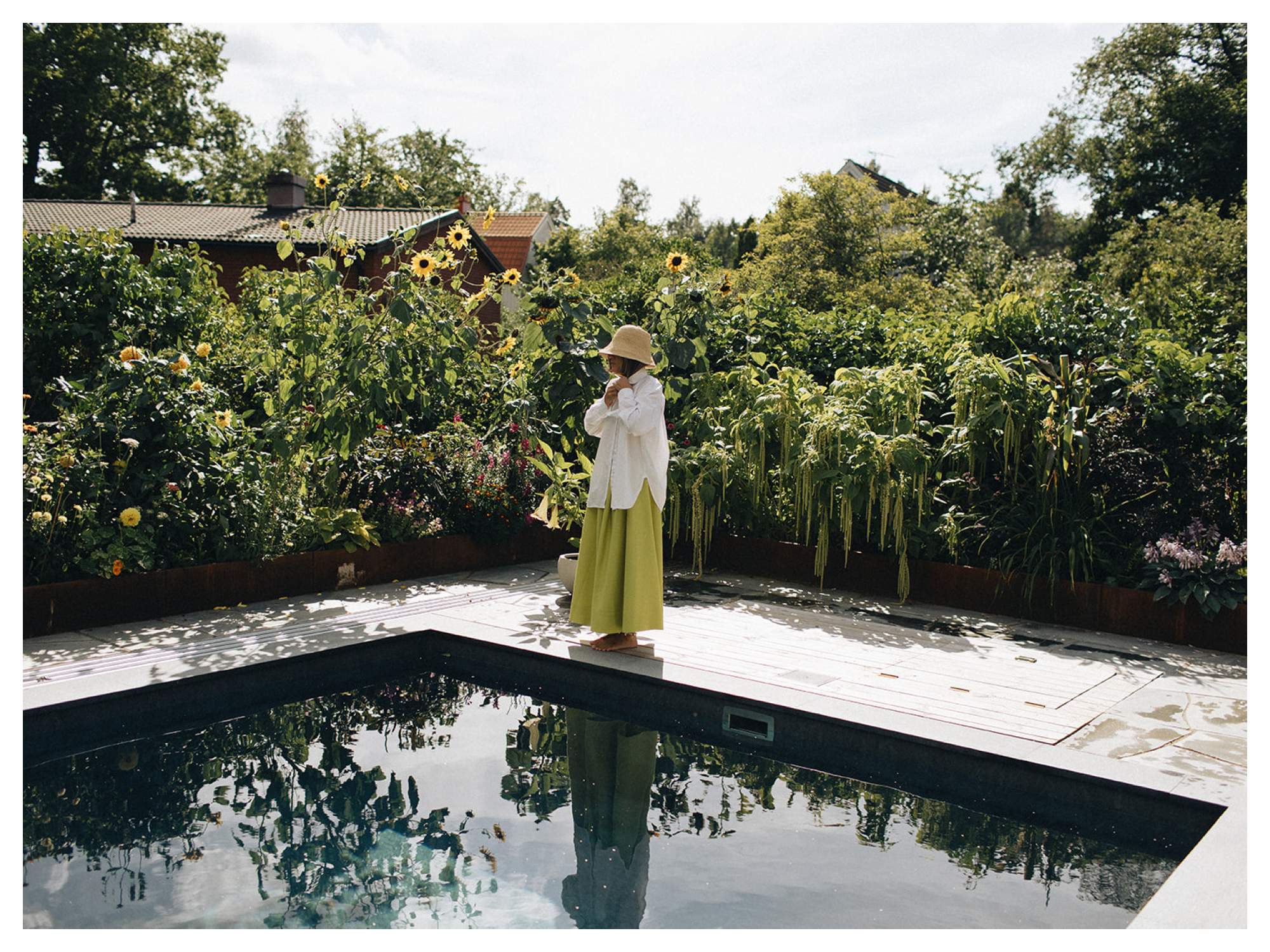 Garden reveries, vintage interior and ceramic project at Drejverkstaden
