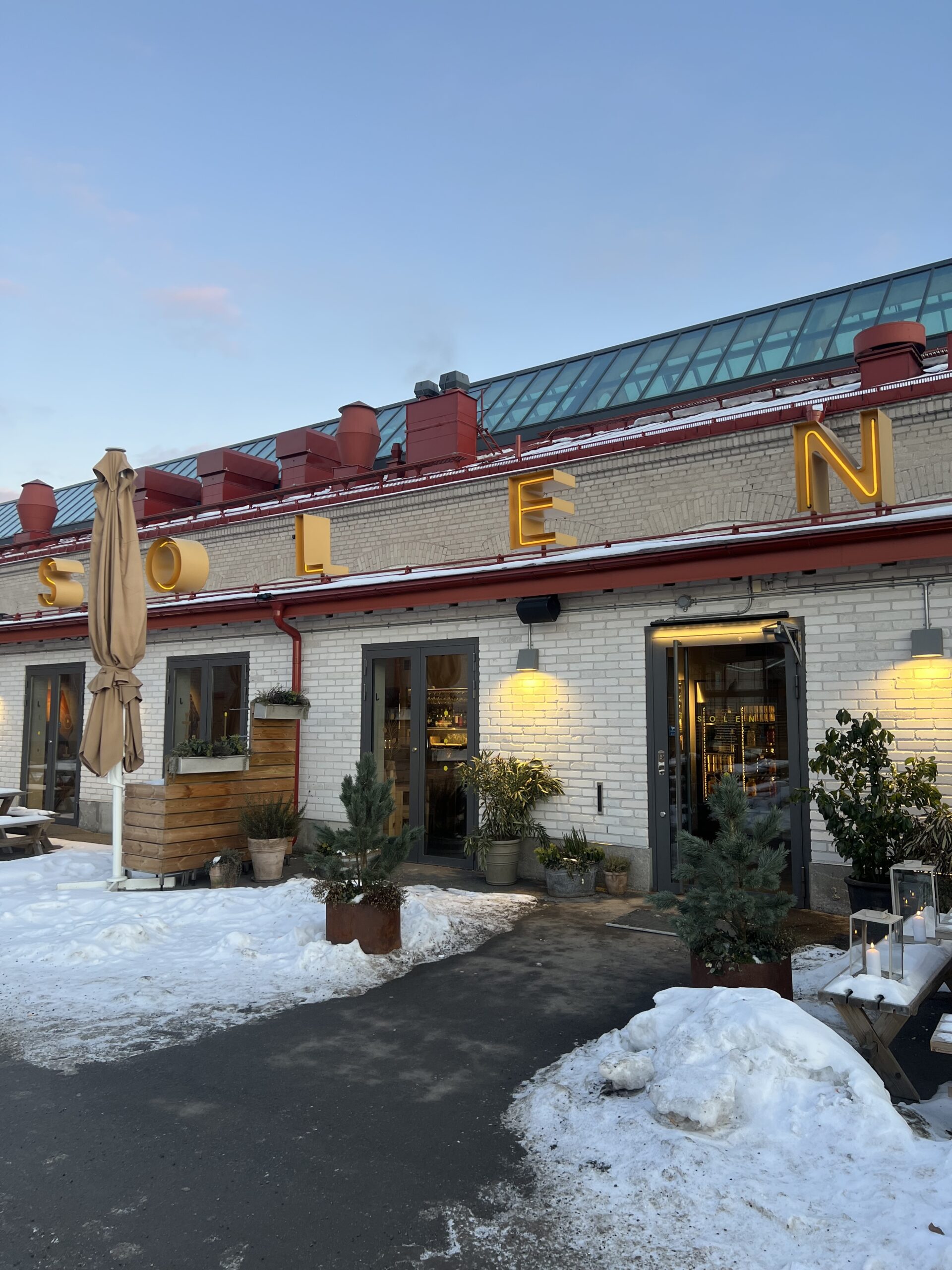 Säsongsbryt och vi målar sovrum i gult och brunt