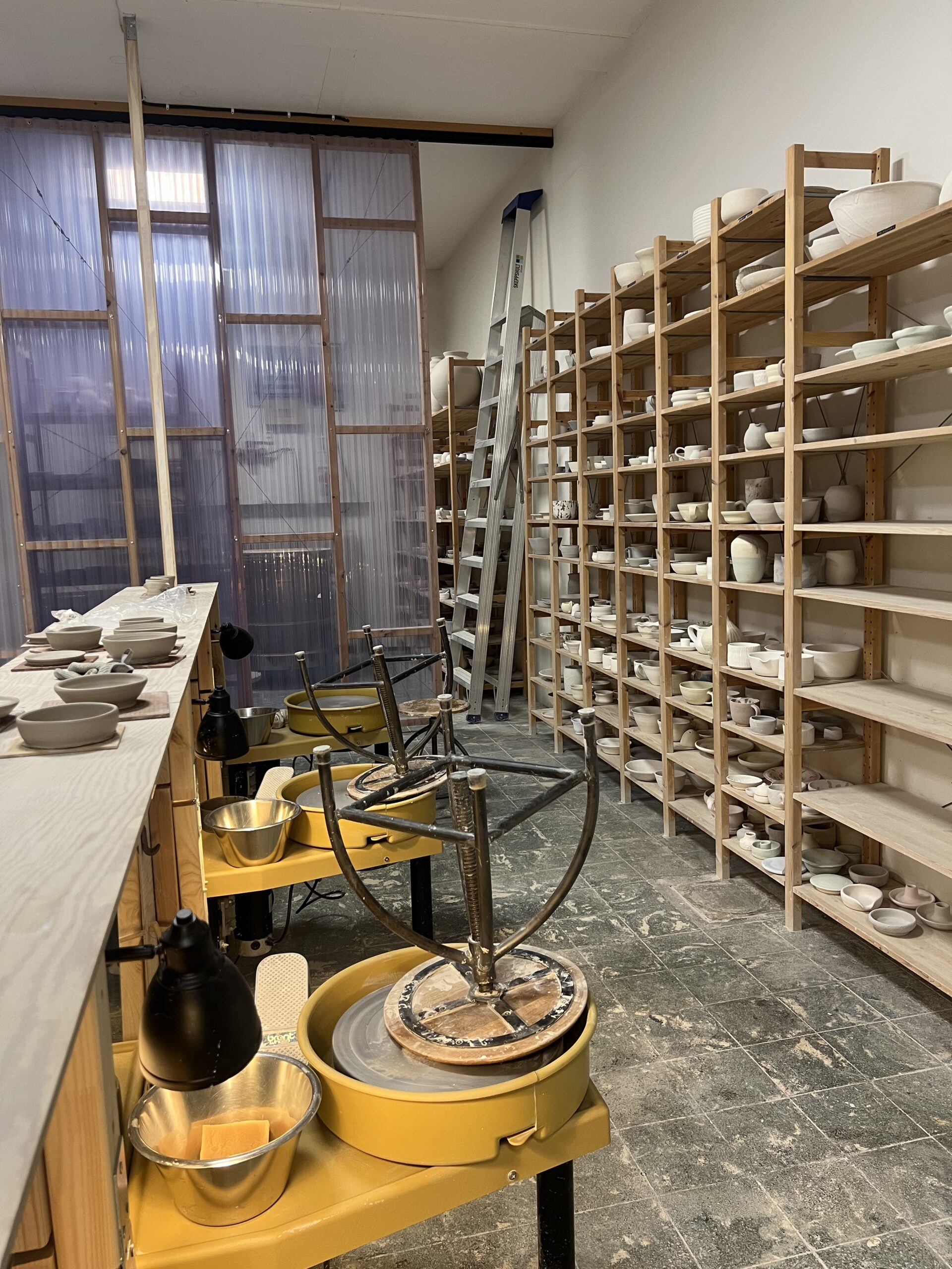 Garden reveries, vintage interior and ceramic project at Drejverkstaden