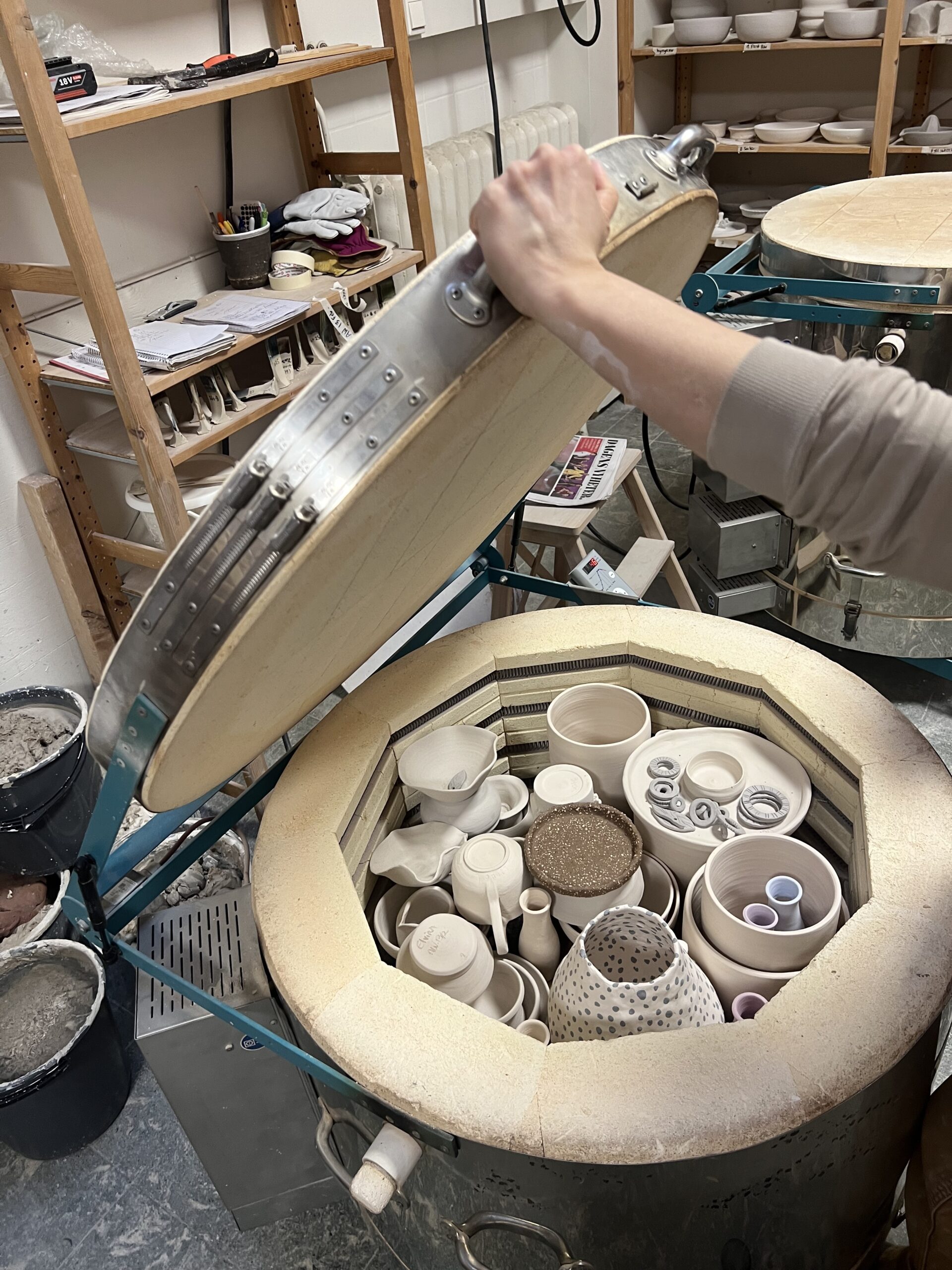 Garden reveries, vintage interior and ceramic project at Drejverkstaden