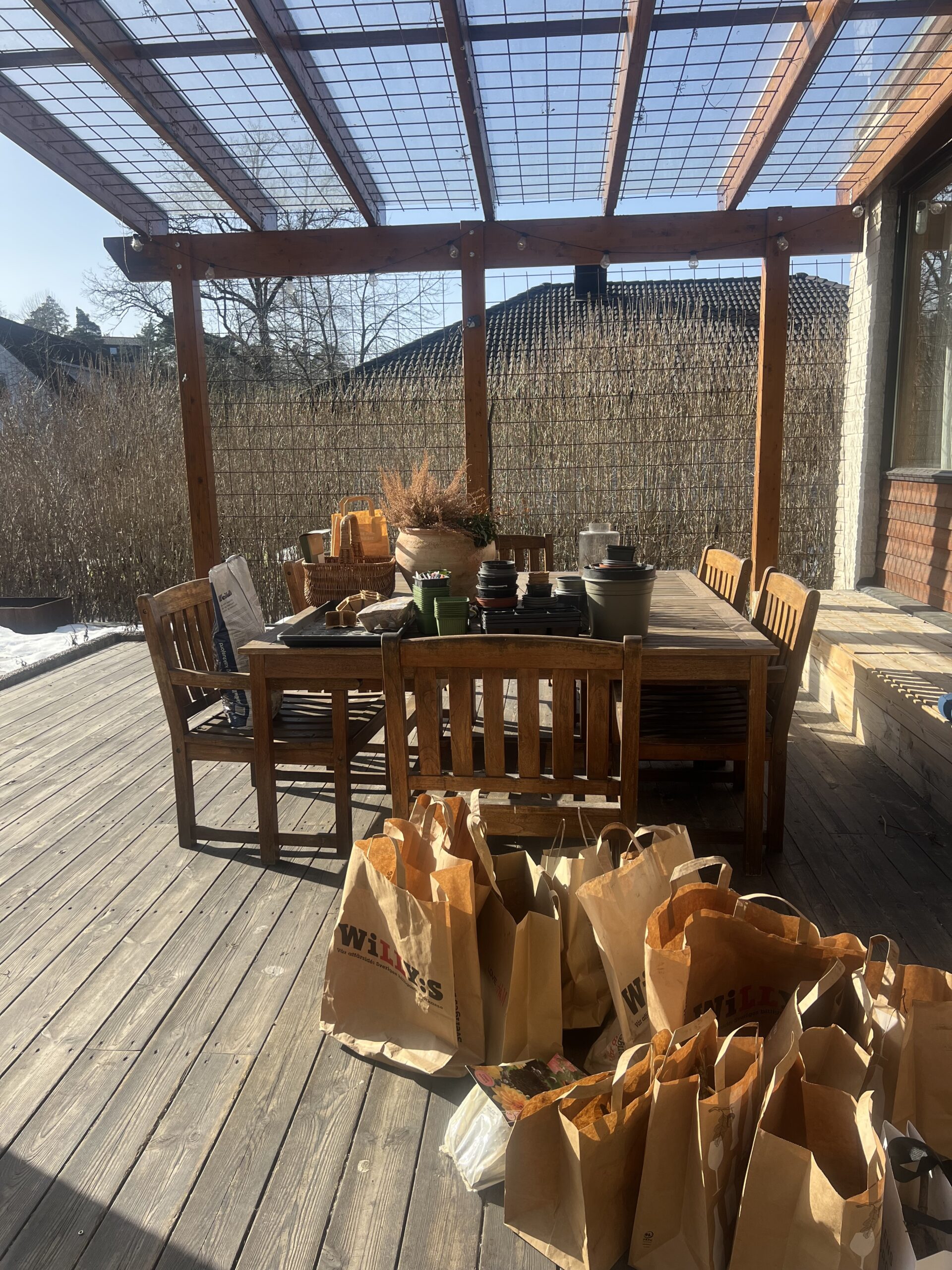 Garden reveries, vintage interior and ceramic project at Drejverkstaden