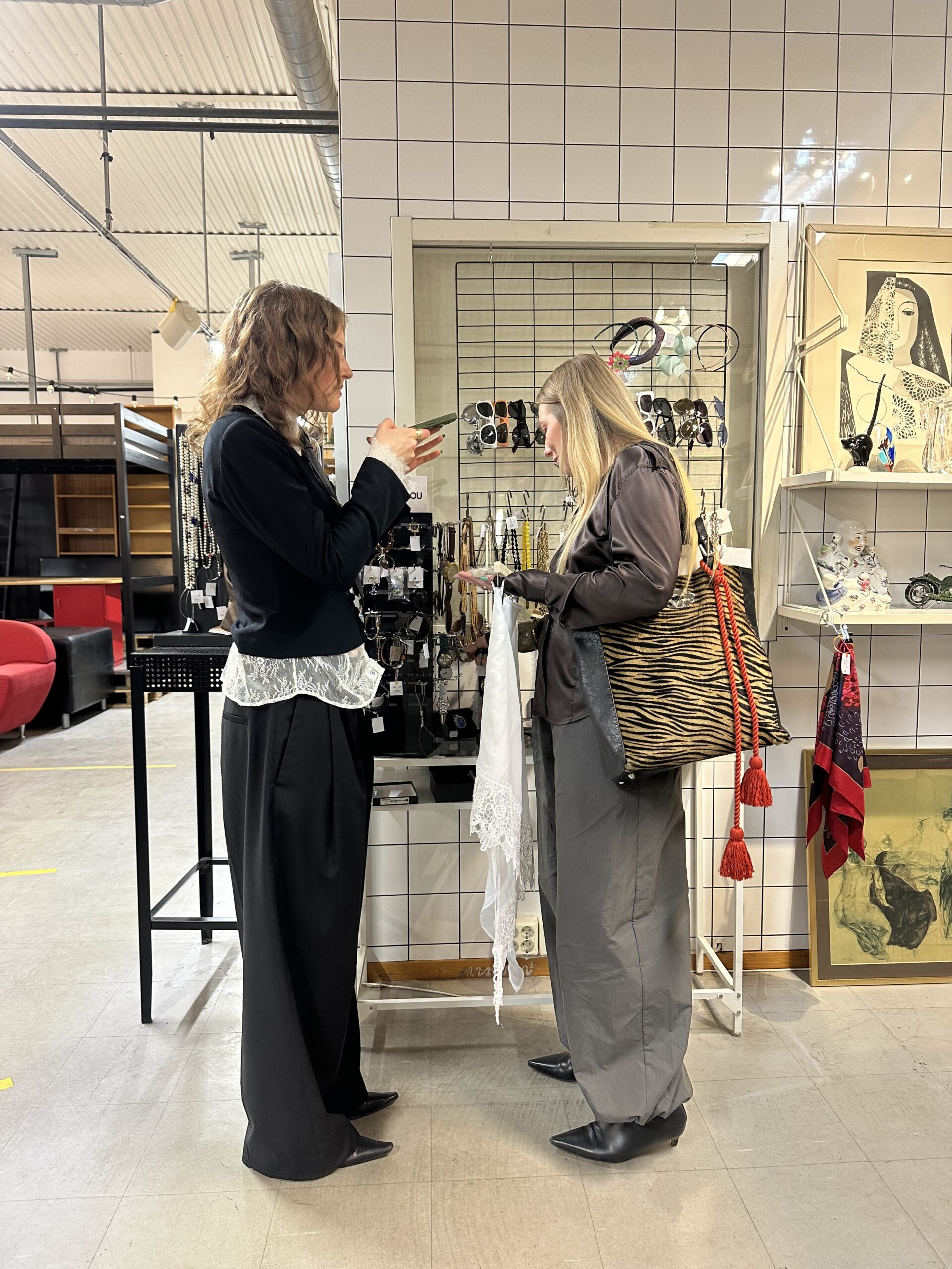En kväll fylld av second hand, samtal och räddad mat