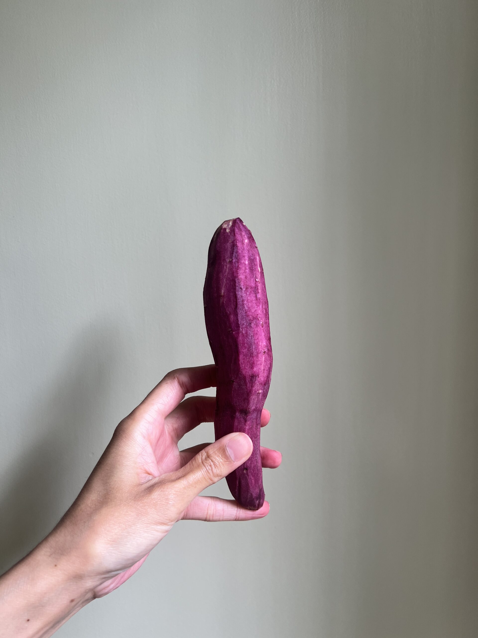 Parfym, vita jeans och en snygg potatis
