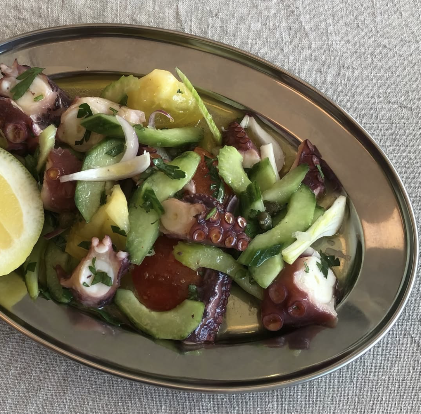 Bläckfisk, fermenterad peppar och grön tabasco
