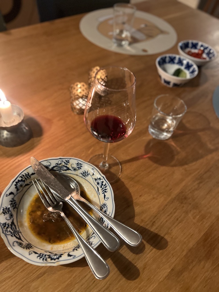Ett glas rött, gryta och en väääldigt bra bok