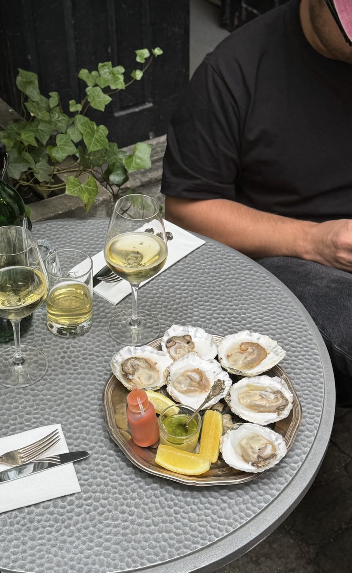Kvitten, musselskal och skinnjackor